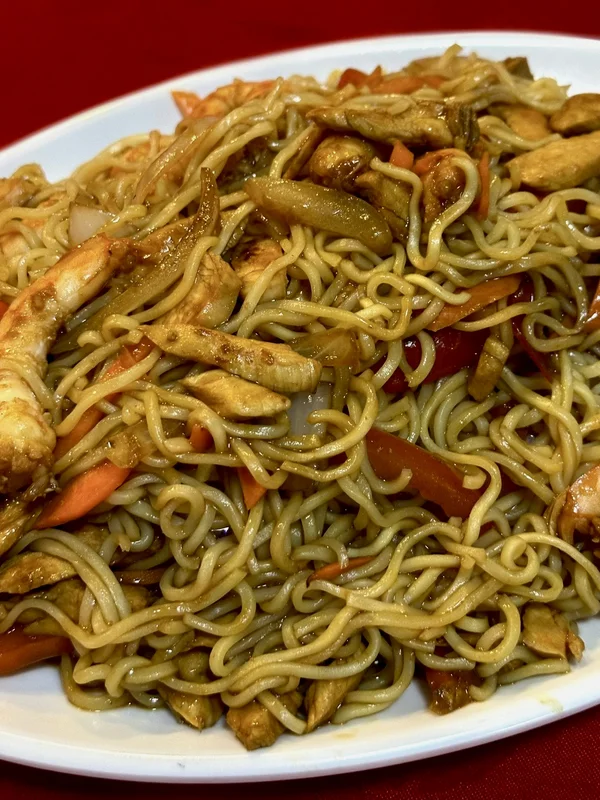 Tallarines salteados con camarones y vegetales
